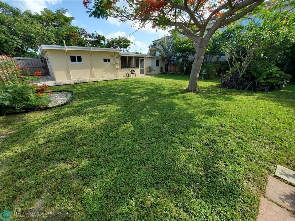 For Sale: $850,000 (3 beds, 2 baths, 1214 Square Feet)