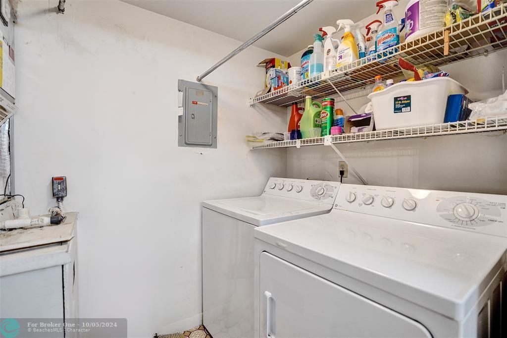 For Sale: $155,000 (2 beds, 1 baths, 935 Square Feet)