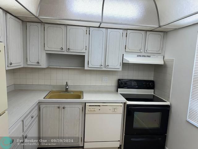 For Sale: $119,900 (2 beds, 2 baths, 990 Square Feet)