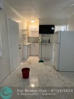 For Rent: $1,700 (1 beds, 1 baths, 1860 Square Feet)