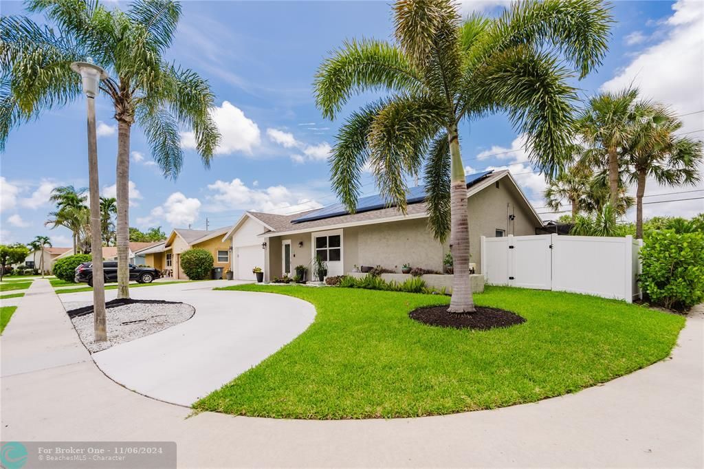 For Sale: $615,000 (4 beds, 2 baths, 1739 Square Feet)