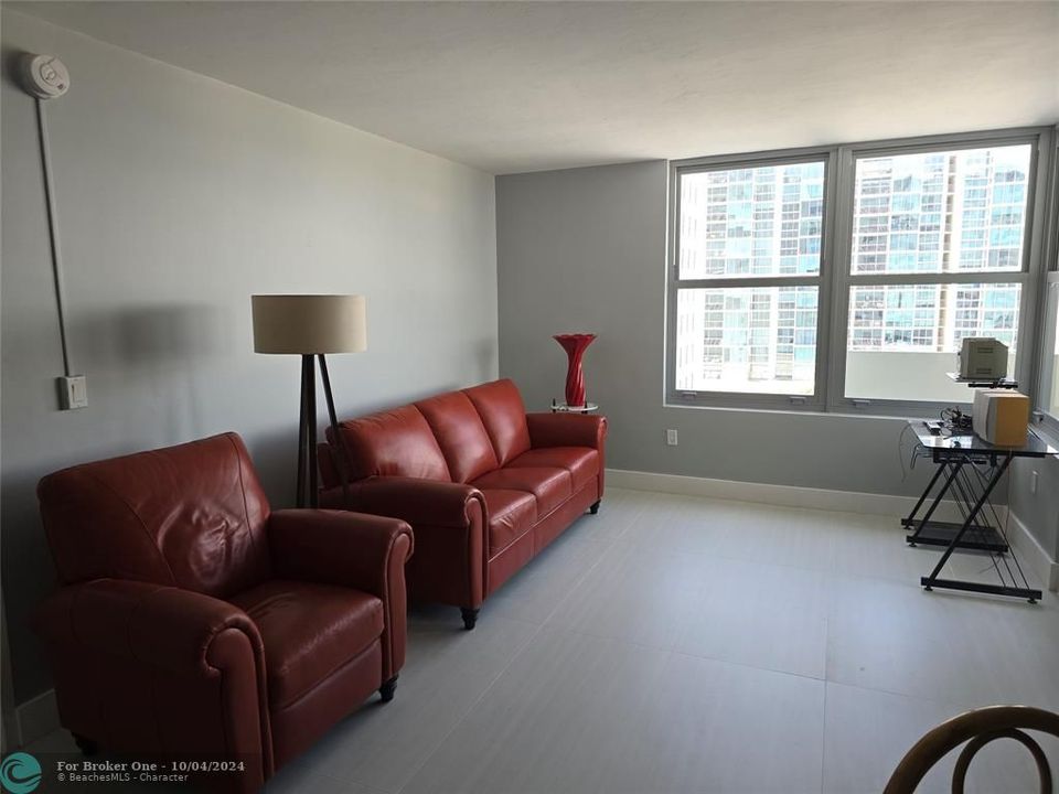 For Sale: $390,000 (1 beds, 1 baths, 797 Square Feet)