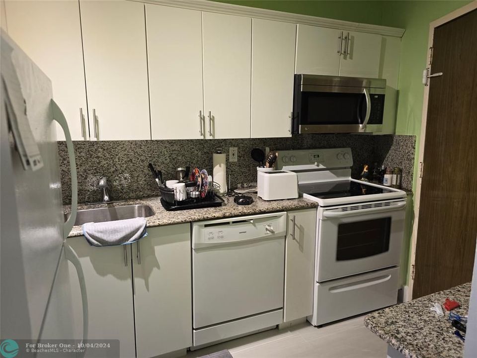 For Sale: $390,000 (1 beds, 1 baths, 797 Square Feet)