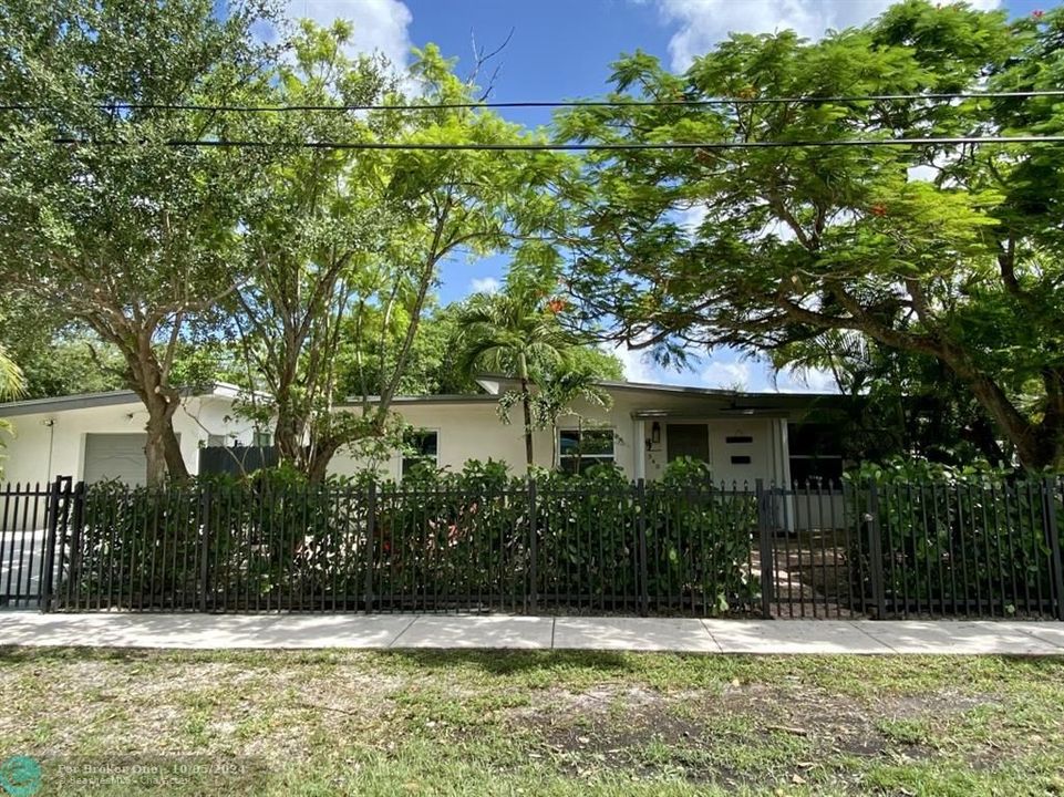 Active With Contract: $650,000 (3 beds, 2 baths, 1482 Square Feet)