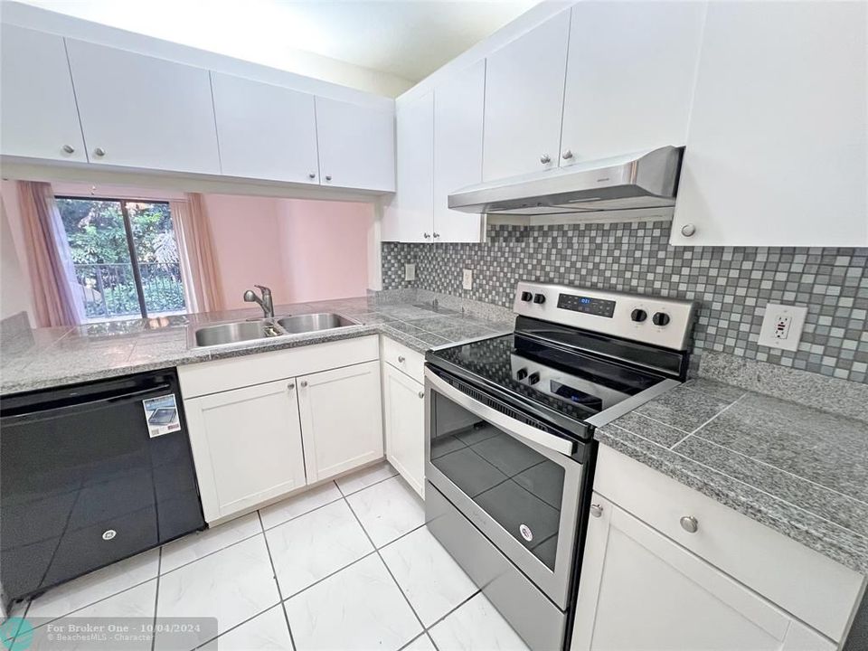 Active With Contract: $2,000 (2 beds, 2 baths, 1049 Square Feet)