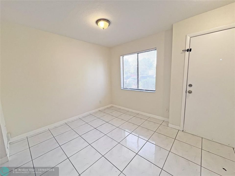 Active With Contract: $2,000 (2 beds, 2 baths, 1049 Square Feet)