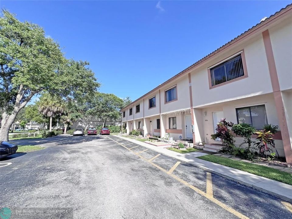 Active With Contract: $2,000 (2 beds, 2 baths, 1049 Square Feet)