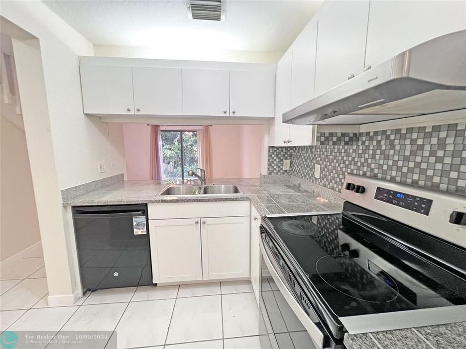 Active With Contract: $2,000 (2 beds, 2 baths, 1049 Square Feet)