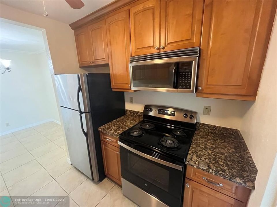 For Sale: $259,000 (2 beds, 2 baths, 990 Square Feet)