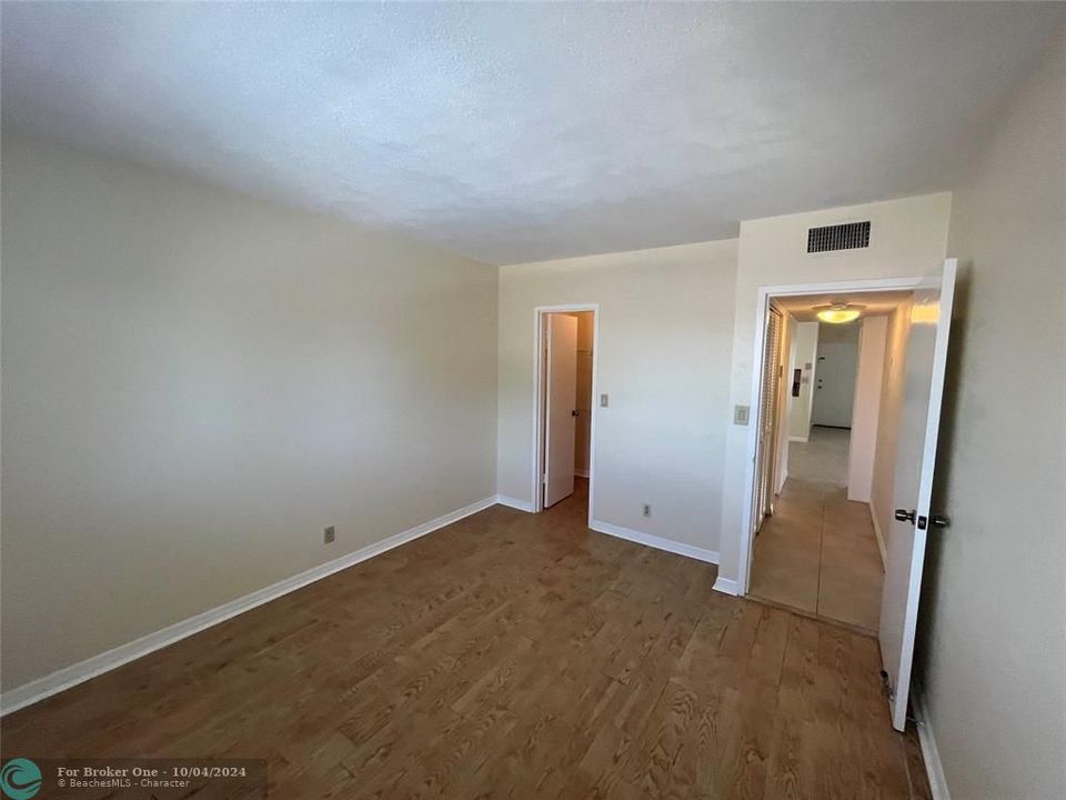 For Sale: $259,000 (2 beds, 2 baths, 990 Square Feet)