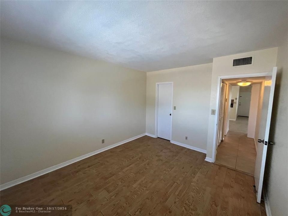 For Sale: $259,000 (2 beds, 2 baths, 990 Square Feet)