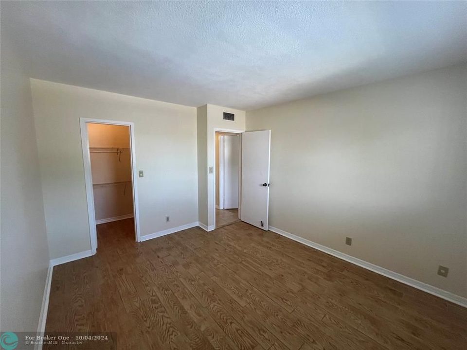 For Sale: $259,000 (2 beds, 2 baths, 990 Square Feet)