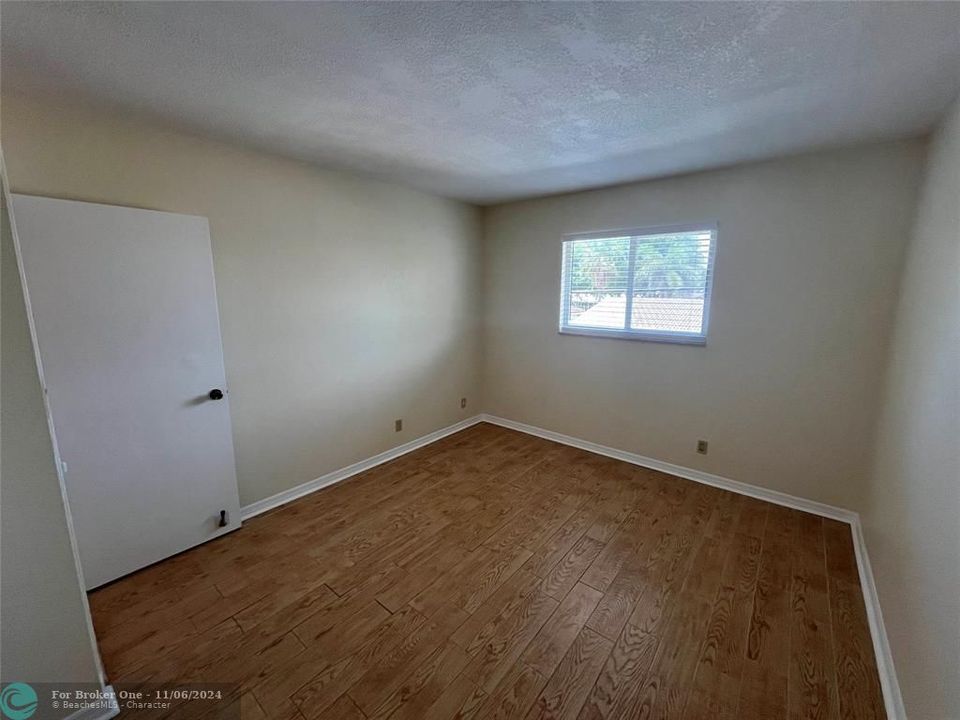 For Sale: $259,000 (2 beds, 2 baths, 990 Square Feet)