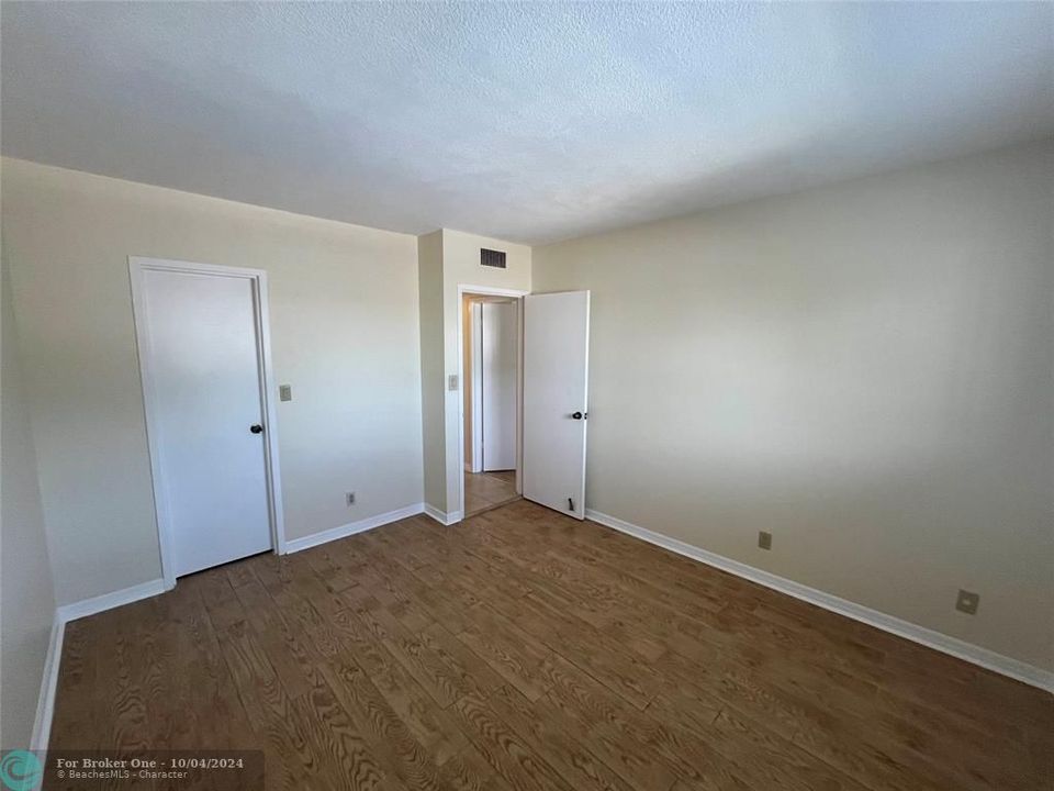 For Sale: $259,000 (2 beds, 2 baths, 990 Square Feet)