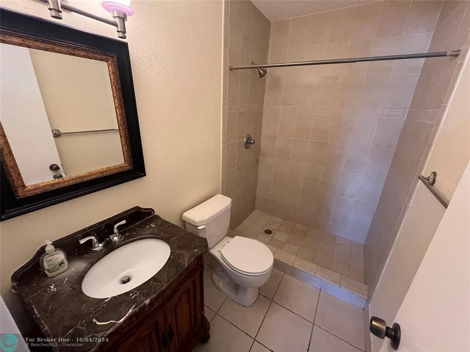 For Sale: $259,000 (2 beds, 2 baths, 990 Square Feet)