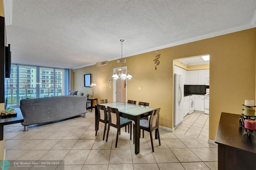 Active With Contract: $469,900 (1 beds, 1 baths, 835 Square Feet)