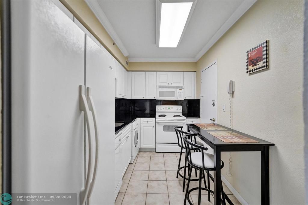 Active With Contract: $469,900 (1 beds, 1 baths, 835 Square Feet)