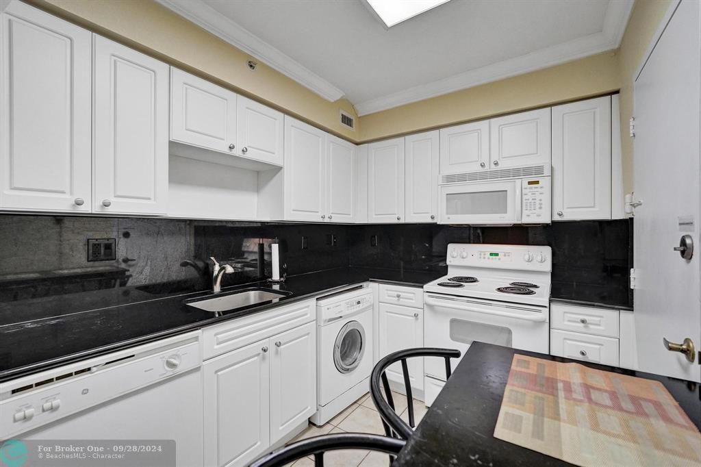 Active With Contract: $469,900 (1 beds, 1 baths, 835 Square Feet)