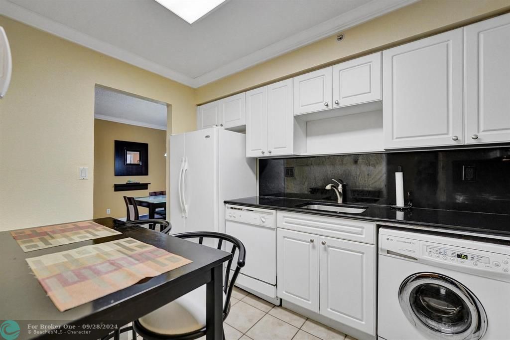 Active With Contract: $469,900 (1 beds, 1 baths, 835 Square Feet)