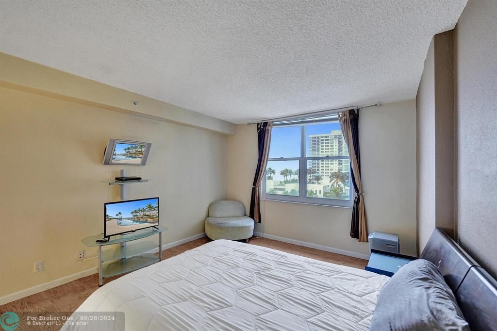 Active With Contract: $469,900 (1 beds, 1 baths, 835 Square Feet)