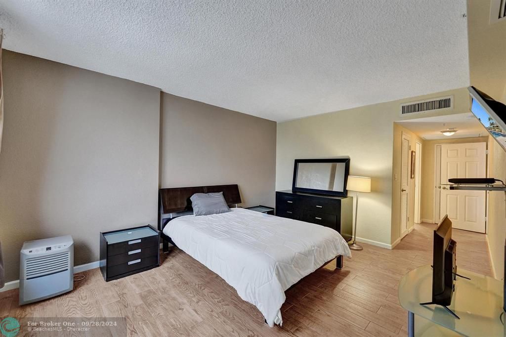 Active With Contract: $469,900 (1 beds, 1 baths, 835 Square Feet)