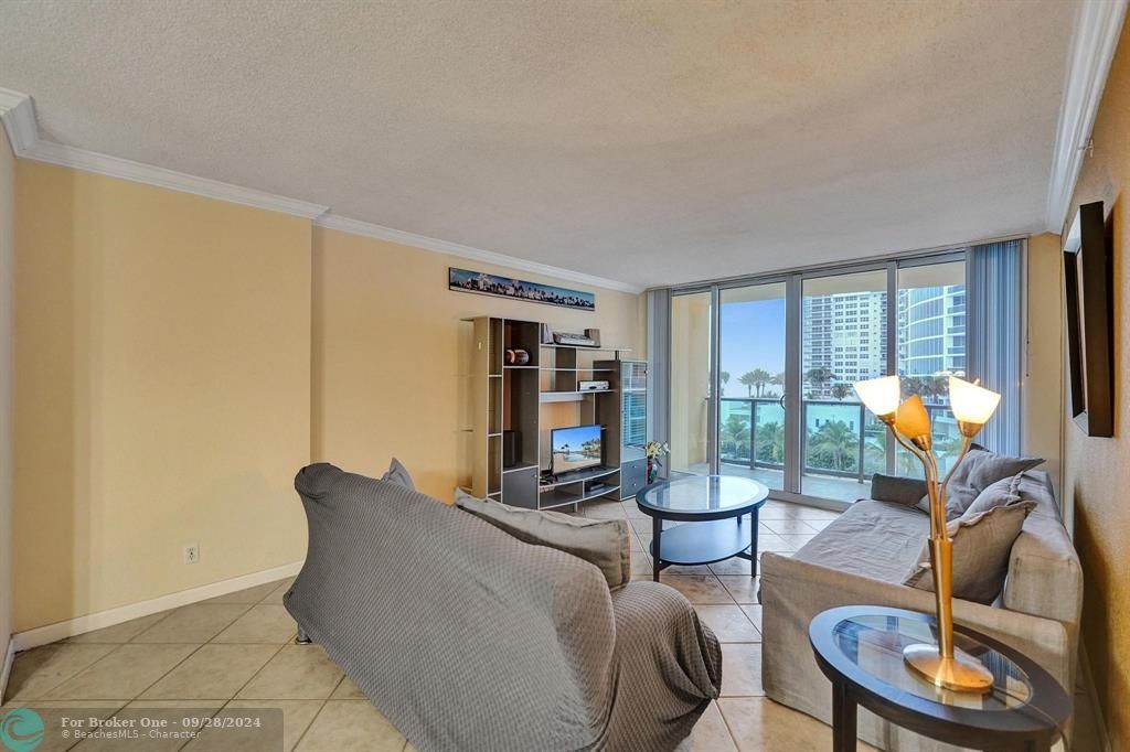 Active With Contract: $469,900 (1 beds, 1 baths, 835 Square Feet)