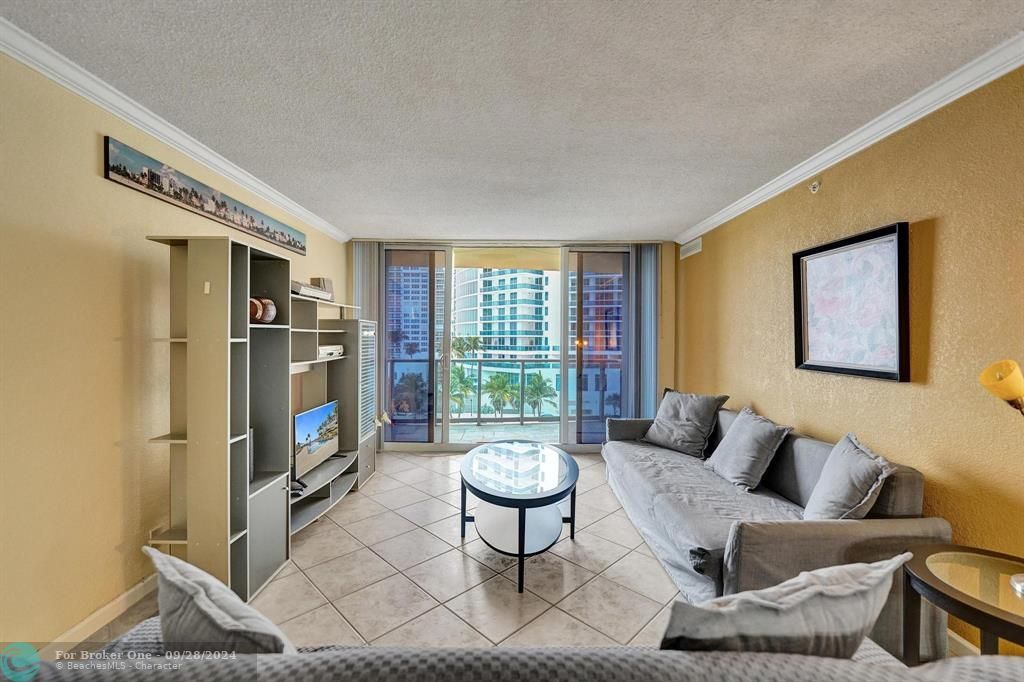 Active With Contract: $469,900 (1 beds, 1 baths, 835 Square Feet)