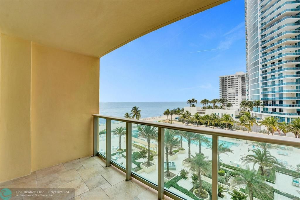 Active With Contract: $469,900 (1 beds, 1 baths, 835 Square Feet)