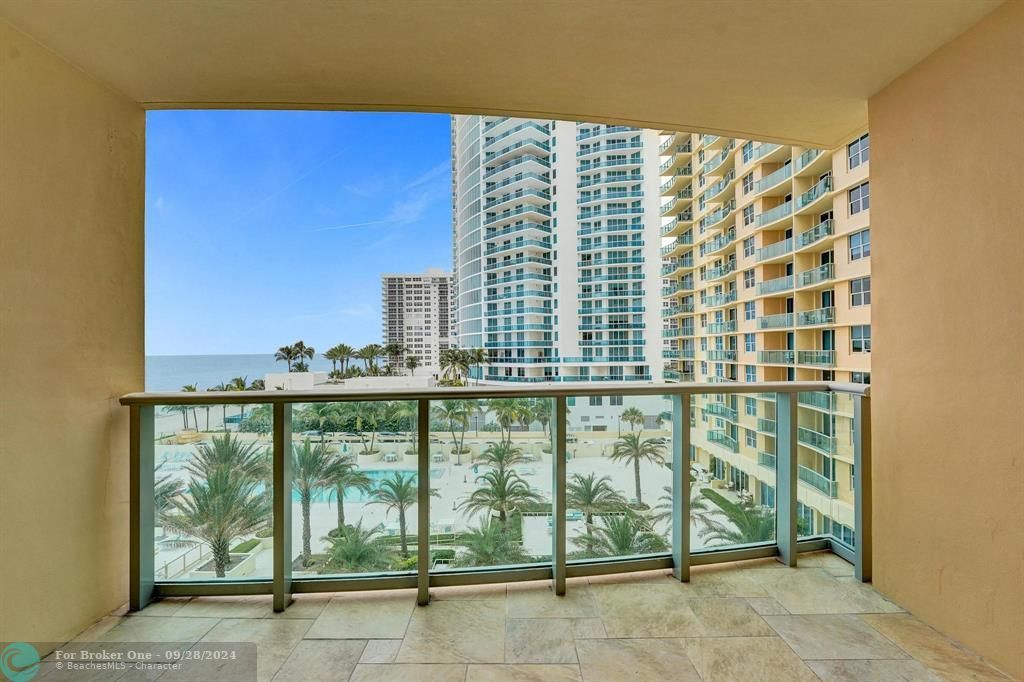 Active With Contract: $469,900 (1 beds, 1 baths, 835 Square Feet)