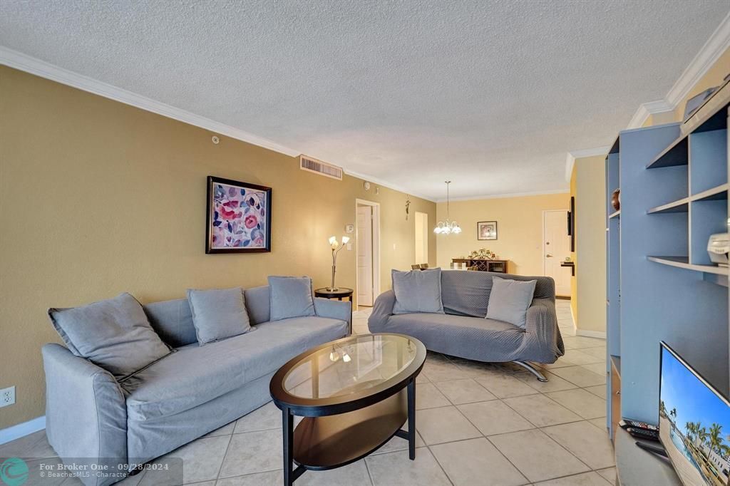 Active With Contract: $469,900 (1 beds, 1 baths, 835 Square Feet)