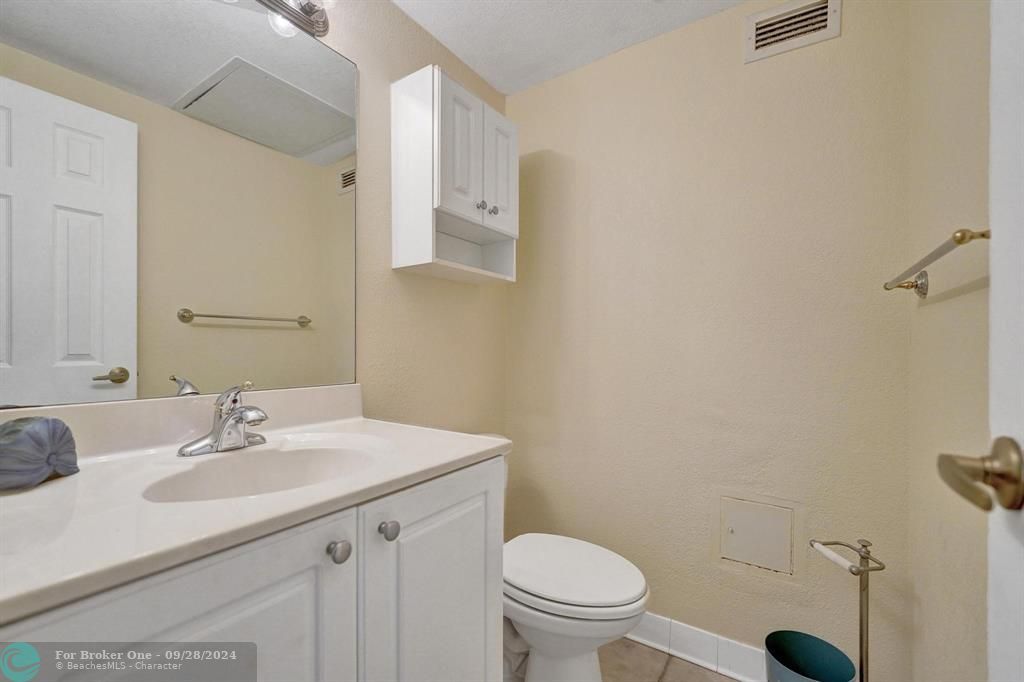 Active With Contract: $469,900 (1 beds, 1 baths, 835 Square Feet)