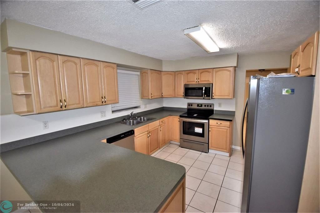 Recently Rented: $3,040 (3 beds, 2 baths, 1474 Square Feet)