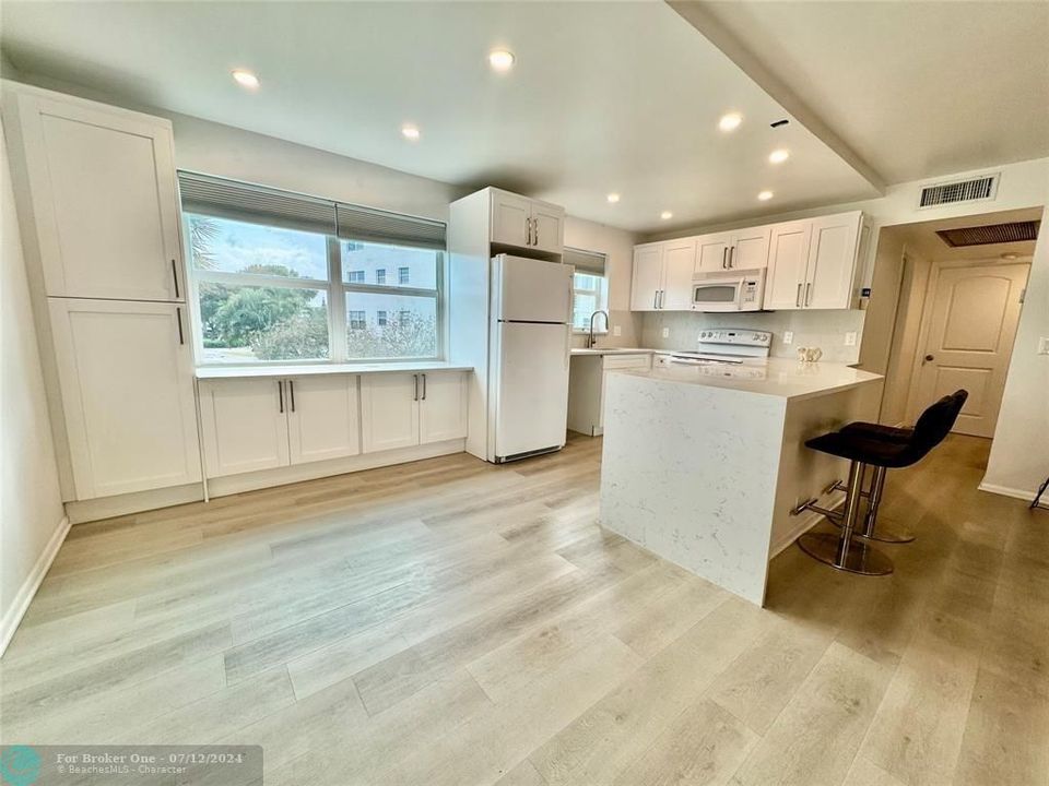 For Rent: $2,200 (2 beds, 1 baths, 841 Square Feet)