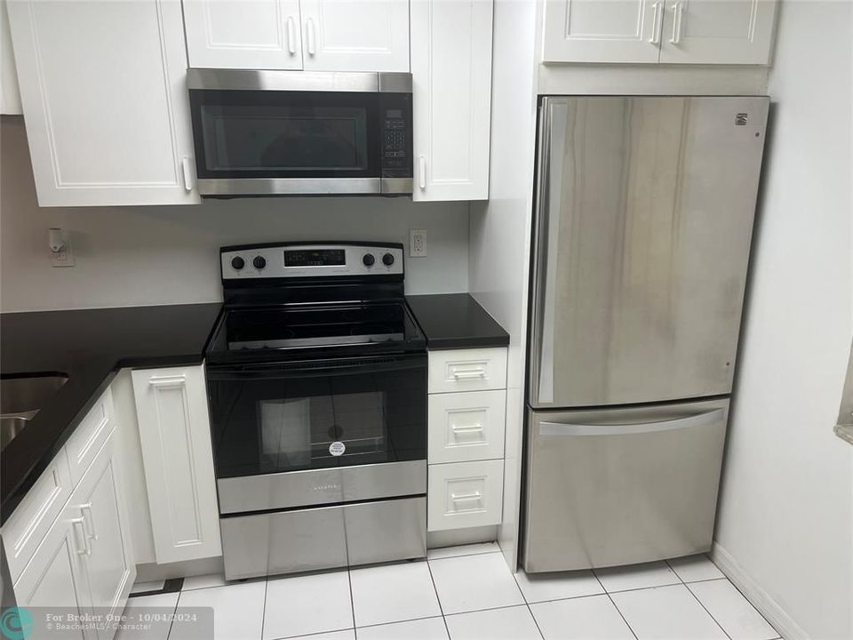 For Sale: $265,000 (2 beds, 2 baths, 940 Square Feet)