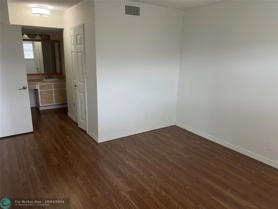 For Sale: $265,000 (2 beds, 2 baths, 940 Square Feet)