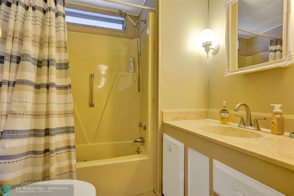 For Sale: $299,000 (2 beds, 2 baths, 1084 Square Feet)