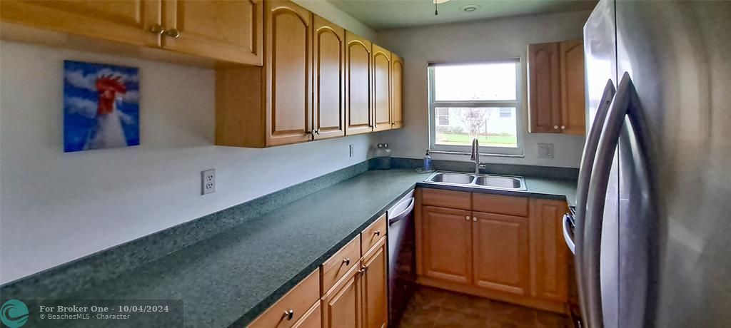 Active With Contract: $129,900 (1 beds, 1 baths, 880 Square Feet)