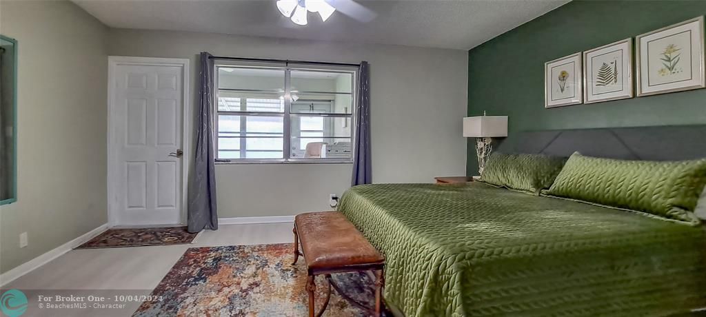 Active With Contract: $129,900 (1 beds, 1 baths, 880 Square Feet)