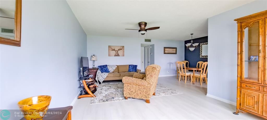 Active With Contract: $129,900 (1 beds, 1 baths, 880 Square Feet)