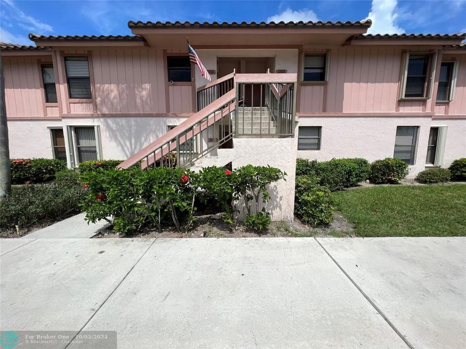 Active With Contract: $2,300 (2 beds, 2 baths, 1000 Square Feet)