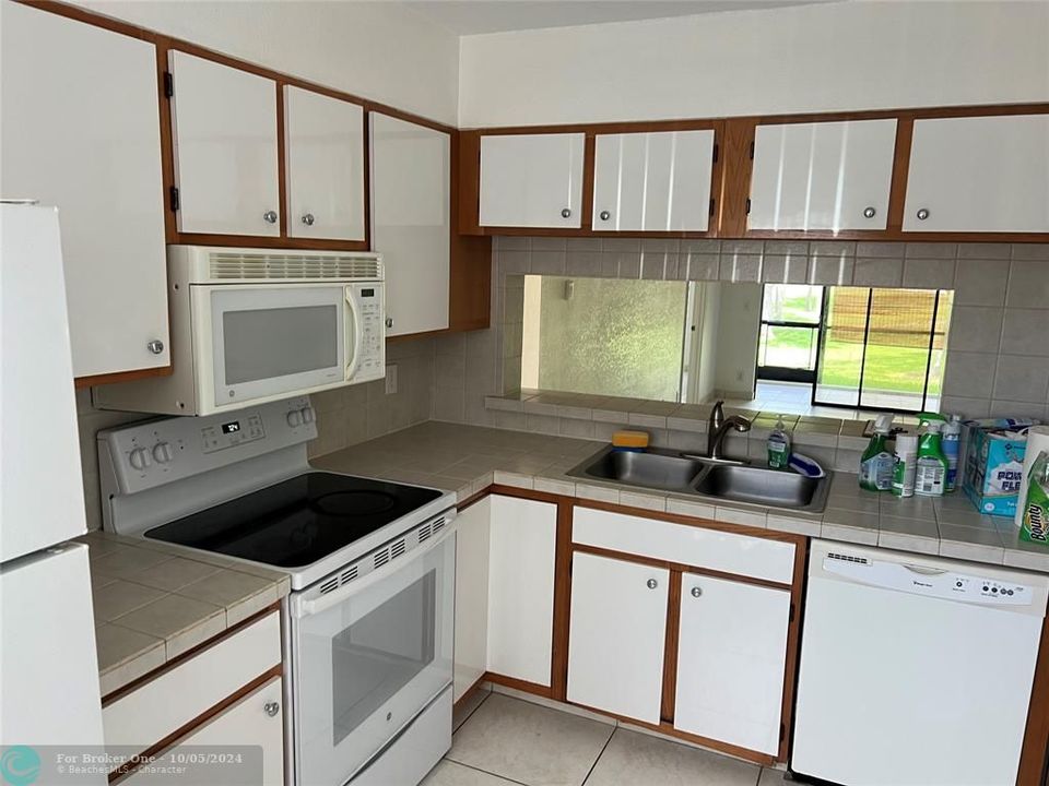 Active With Contract: $2,300 (2 beds, 2 baths, 1000 Square Feet)