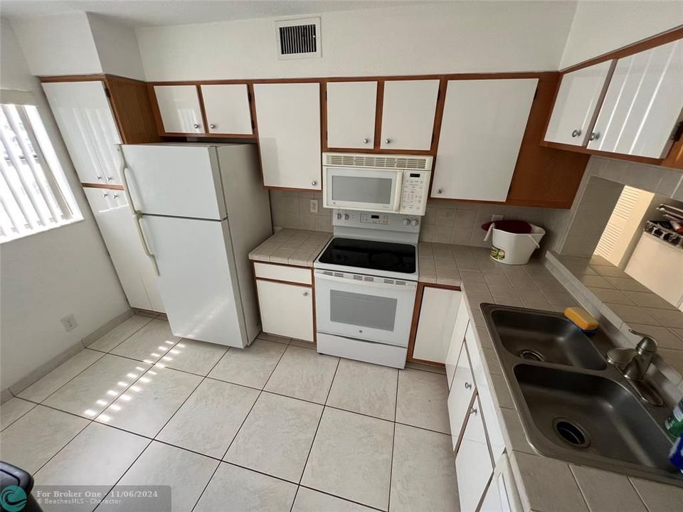 Active With Contract: $2,300 (2 beds, 2 baths, 1000 Square Feet)