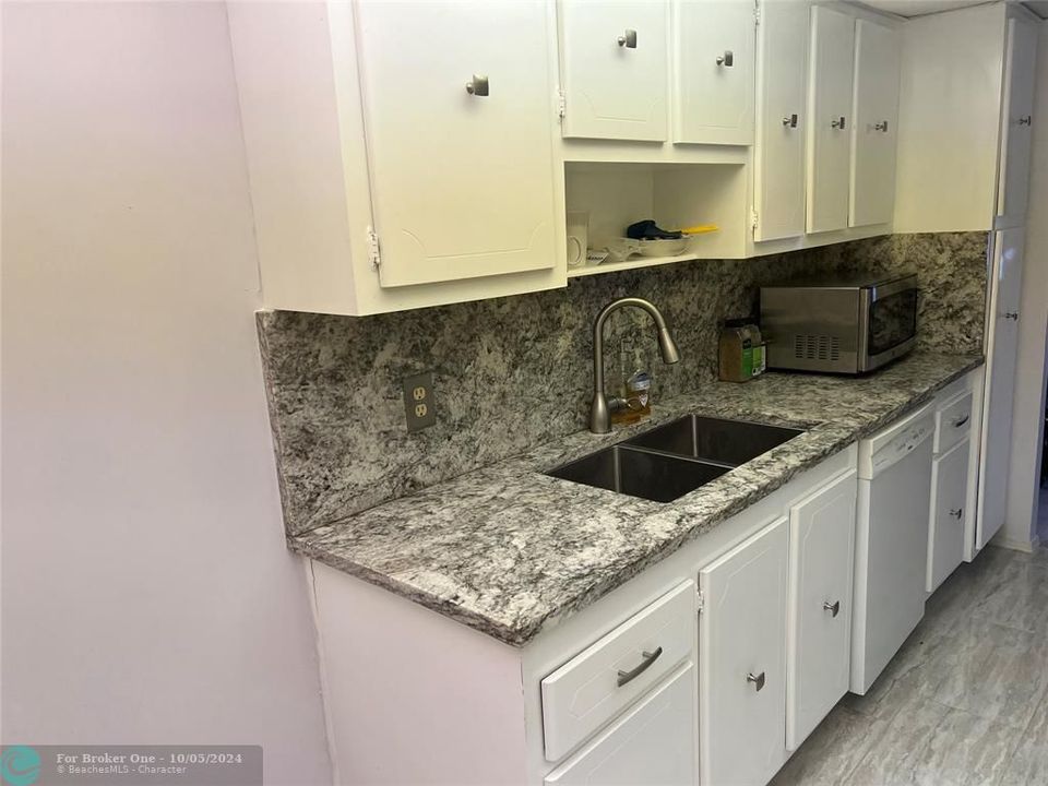 For Sale: $299,000 (1 beds, 1 baths, 897 Square Feet)