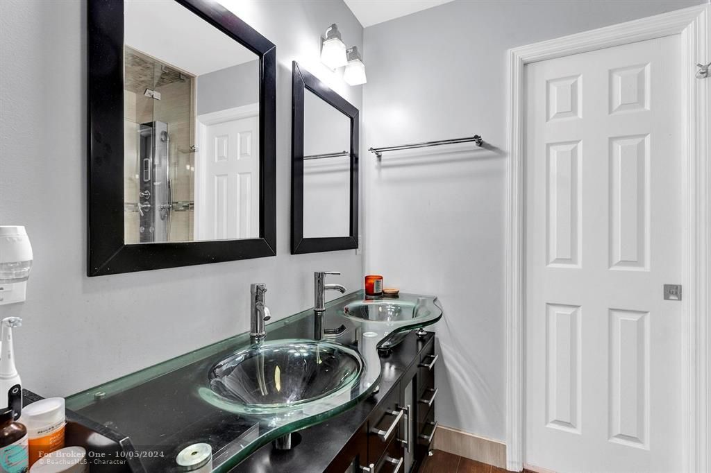 Active With Contract: $2,450 (2 beds, 2 baths, 1169 Square Feet)