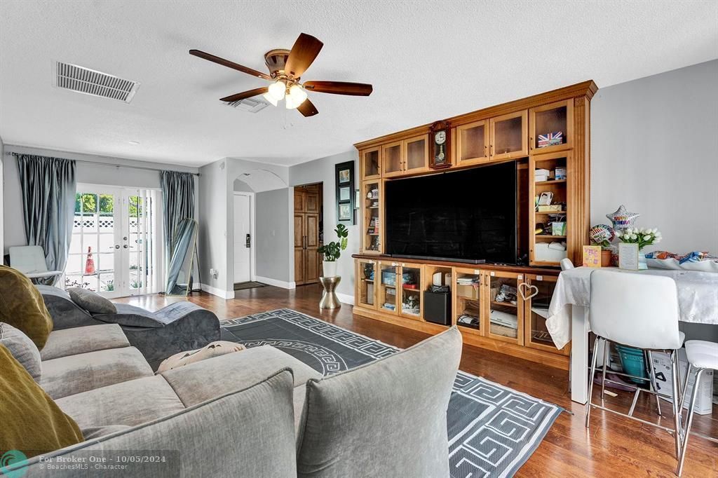 Active With Contract: $2,450 (2 beds, 2 baths, 1169 Square Feet)