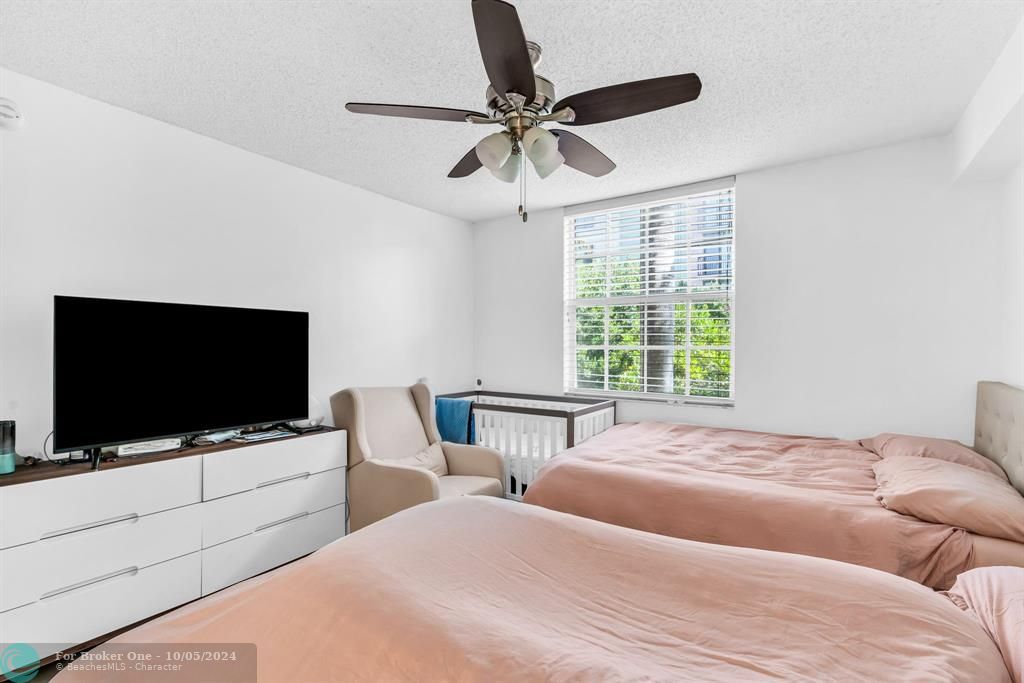 For Sale: $350,000 (2 beds, 2 baths, 1121 Square Feet)