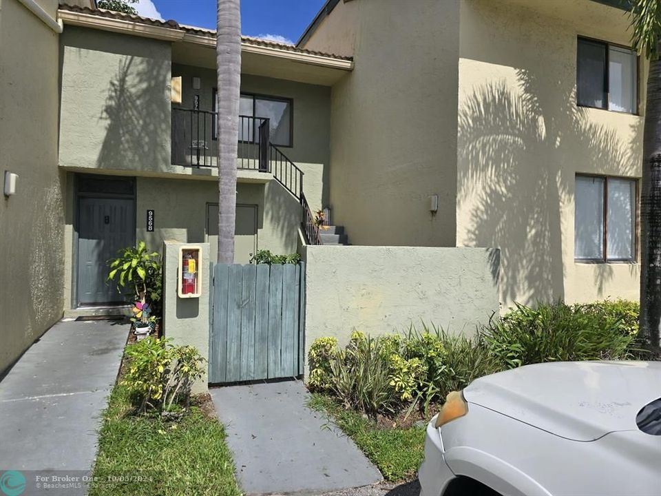 Active With Contract: $2,200 (2 beds, 2 baths, 1218 Square Feet)