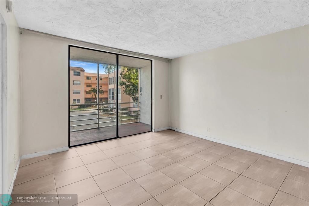 Active With Contract: $109,000 (2 beds, 2 baths, 865 Square Feet)