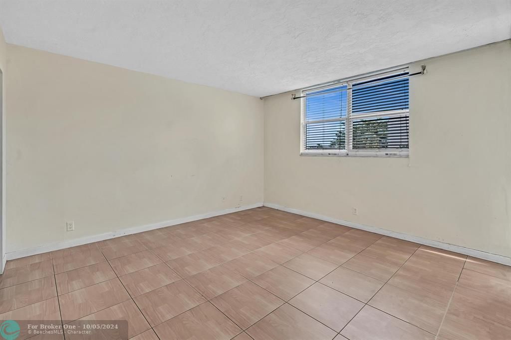 Active With Contract: $109,000 (2 beds, 2 baths, 865 Square Feet)