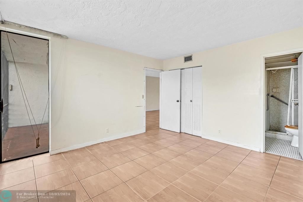 Active With Contract: $109,000 (2 beds, 2 baths, 865 Square Feet)